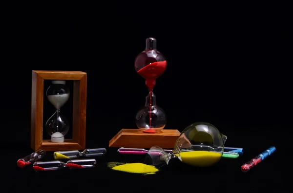 Kırık cam kum saati — Stok fotoğraf