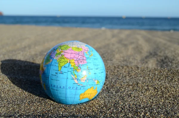 Glob ziemi na plaży — Zdjęcie stockowe