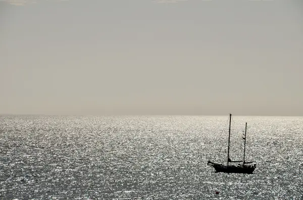 Barco de silhueta no oceano — Fotografia de Stock