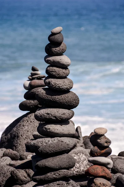 Empilement de pierres sur la plage de la mer — Photo