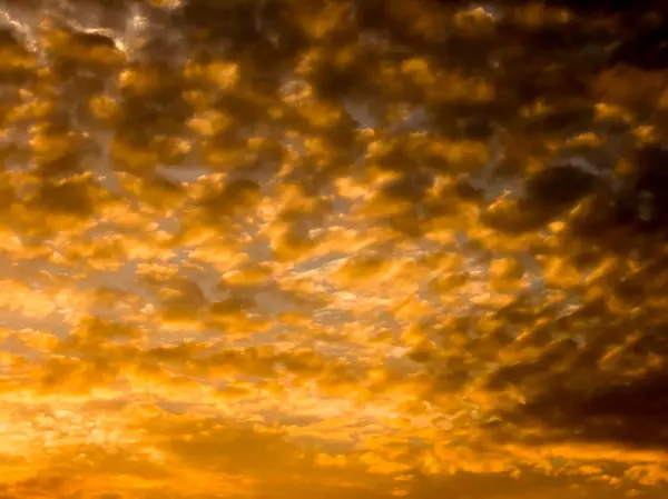 Farbige Wolken bei Sonnenuntergang — Stockfoto