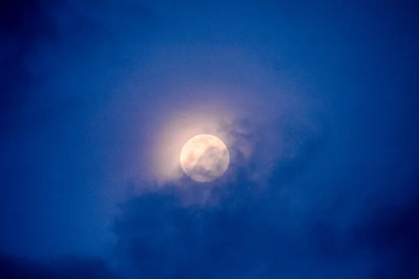 Luna nel cielo notturno — Foto Stock