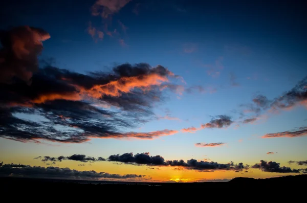 日落时分的彩色云彩 — 图库照片