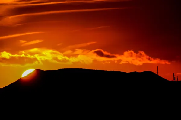 Nuages colorés au coucher du soleil — Photo