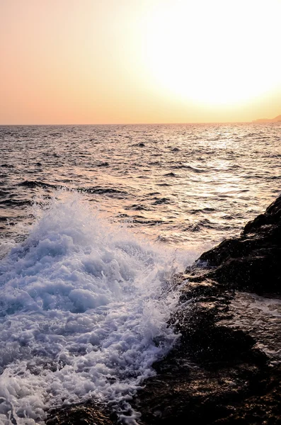 Onde forti che si infrangono sulla costa vulcanica — Foto Stock