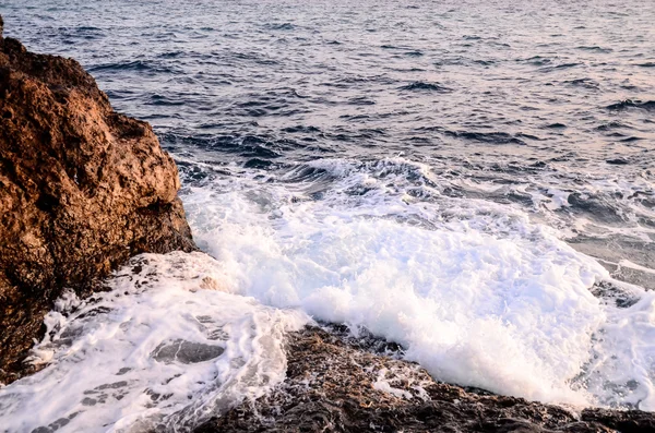 Onde forti che si infrangono sulla costa vulcanica — Foto Stock