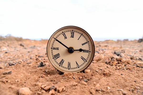 Klassieke analoge klok In het zand — Stockfoto