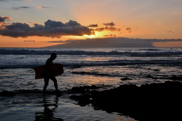 Surfer at sunset on a calm ocean — Stock Photo, Image