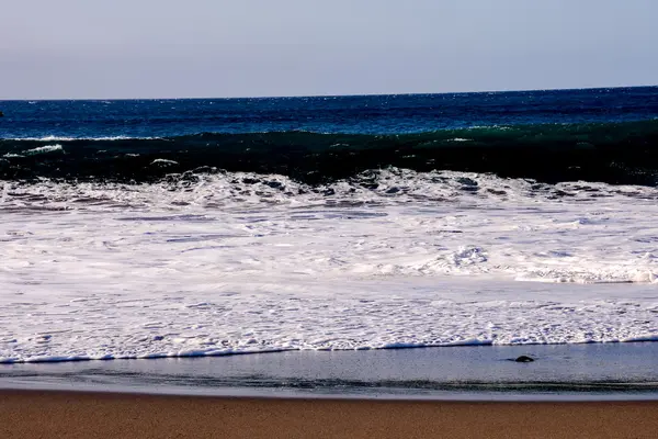 De grandes vagues se brisent sur la côte — Photo