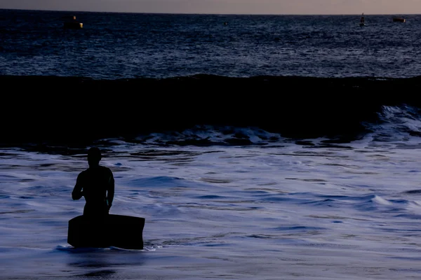 Surfista al atardecer en un océano tranquilo —  Fotos de Stock