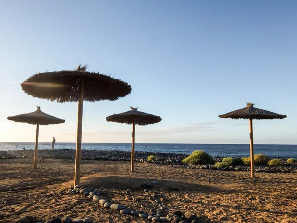 Tropikalnej plaży parasol — Zdjęcie stockowe