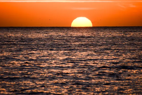 Il sole che tramonta nel mare — Foto Stock