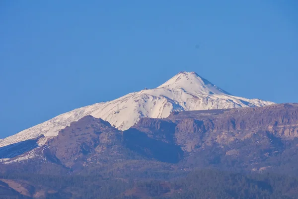 Met sneeuw bedekte bergtiide — Stockfoto