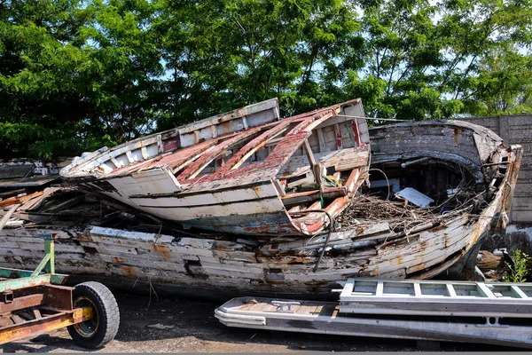 Vecchia e rotta barca di legno bloccata — Foto Stock
