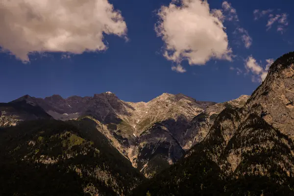 Panorama-Blick auf die Gipfel der Alpen Hintergrund — Stockfoto