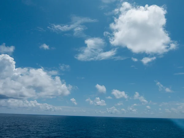 Ciel bleu avec gros plan nuage — Photo