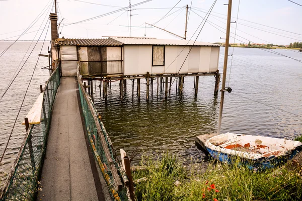 Casa inclinada y redes de pesca a lo largo del Delta del Po — Foto de Stock