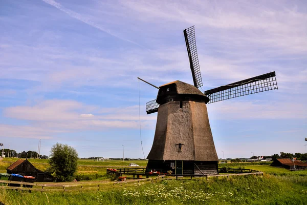 Classic Vintage väderkvarn i Holland — Stockfoto