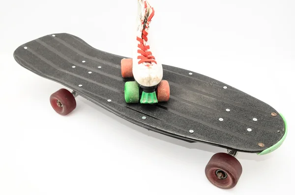 Старый деревянный скейтборд — стоковое фото