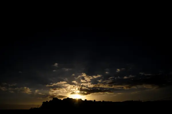 Barevný západ slunce nad město — Stock fotografie