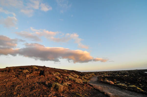 Estrada pedregosa no deserto vulcânico — Fotografia de Stock