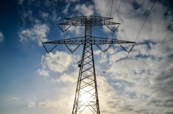 Torre de transmisión eléctrica de alto voltaje — Foto de Stock