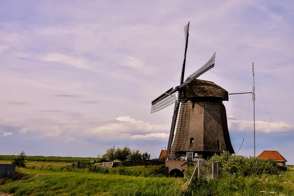 Moinho de vento vintage clássico na Holanda — Fotografia de Stock