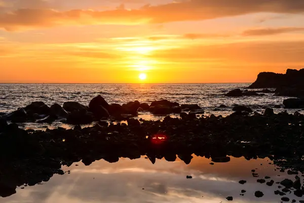La puesta del sol en el mar — Foto de Stock