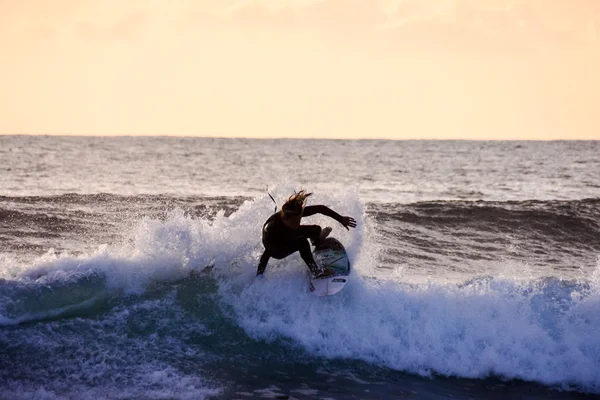 Surfista al atardecer en un océano tranquilo —  Fotos de Stock