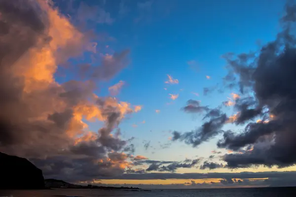 Kleurrijke wolken bij zonsondergang — Stockfoto