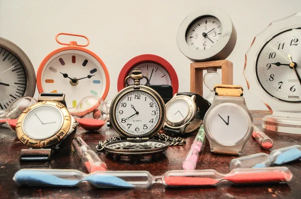 Muitos relógios diferentes — Fotografia de Stock