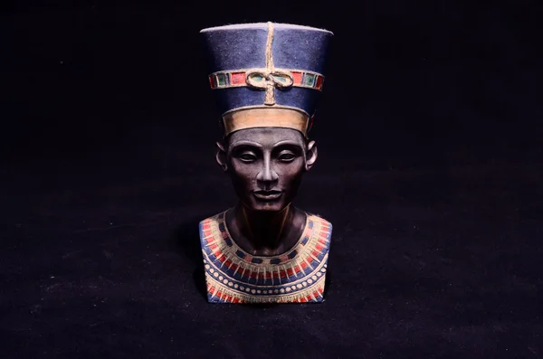 Известный бюст статуэтки царицы Нефертити — стоковое фото
