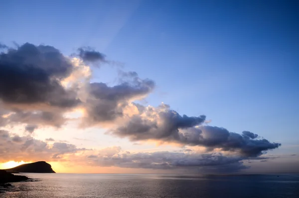 Farbige Wolken bei Sonnenuntergang — Stockfoto