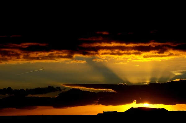 Nuages colorés au coucher du soleil — Photo