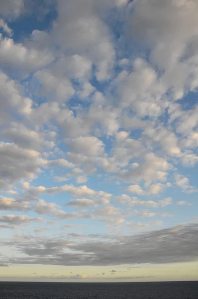 Nuages colorés sur l'océan — Photo