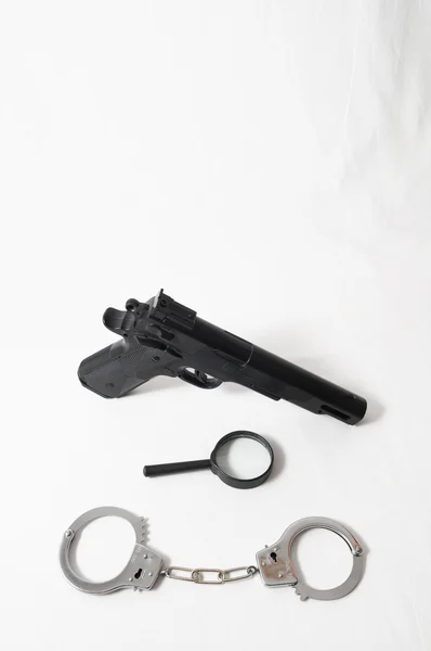 Broń koncepcyjna i kajdanki — Zdjęcie stockowe