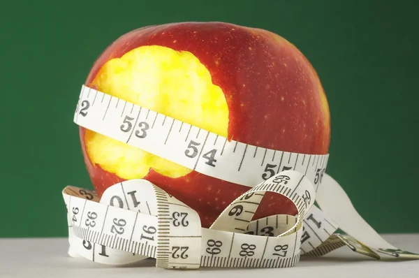 Dietní jablko a měřič — Stock fotografie