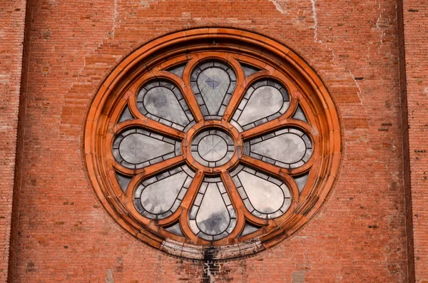 Ros fönster av en kyrka — Stockfoto