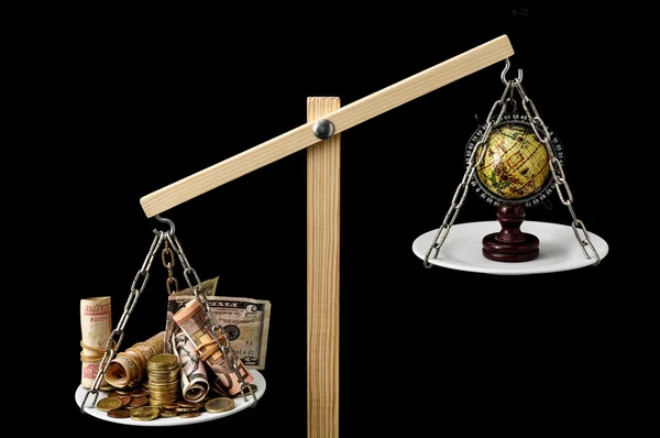 Terra e Dinheiro em um Balanço Dois Pan — Fotografia de Stock