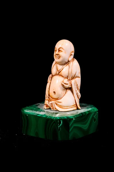 Восточная буддистская статуя изолирована — стоковое фото