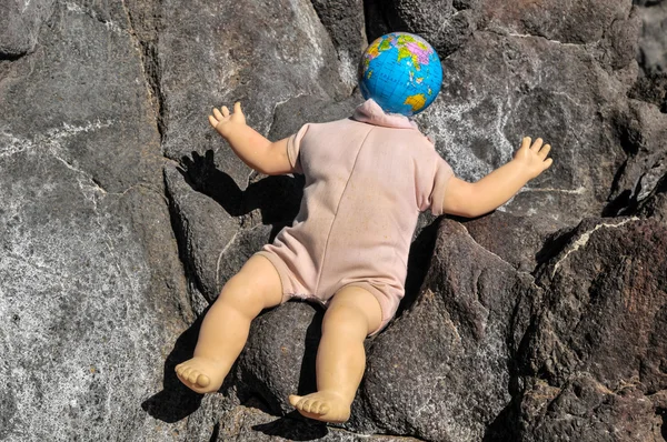 Vintage vecchia bambola con un globo — Foto Stock