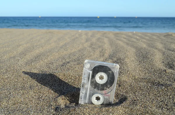 Oude Retro Musicassette op het zand — Stockfoto