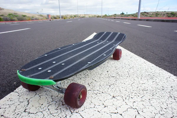 Vintage stijl longboard zwarte skateboard — Stockfoto