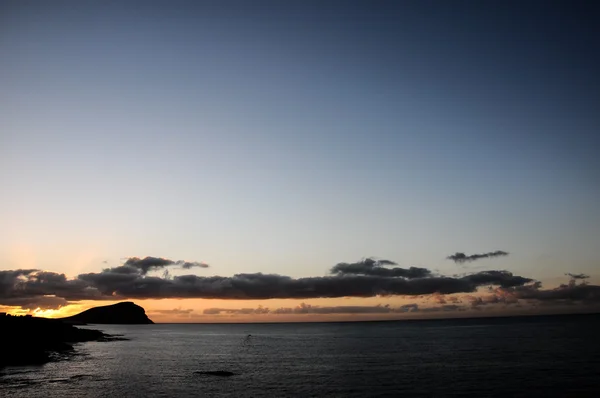 Färgade moln vid solnedgången — Stockfoto