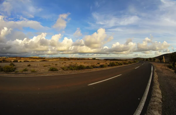 Dlouho prázdný pouštní silnice — Stock fotografie