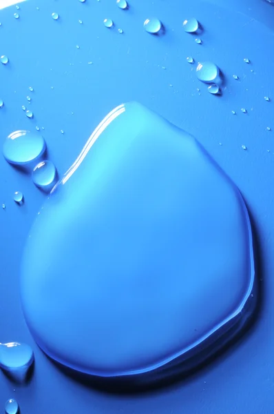 Blaue Wassertropfen — Stockfoto