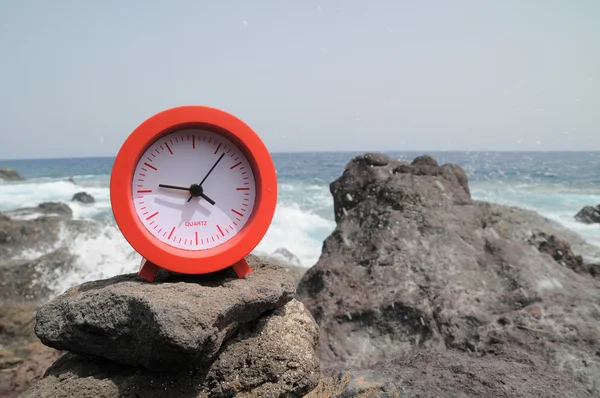 Rode klok in de buurt van de Oceaan — Stockfoto