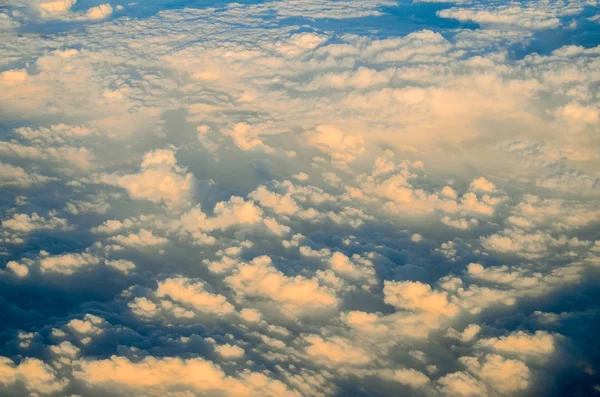 Vliegen boven de wolk — Stockfoto