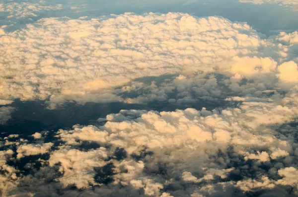 Vliegen boven de wolk — Stockfoto