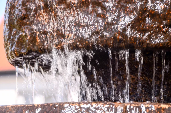 Odkapávání vody z fontány — Stock fotografie